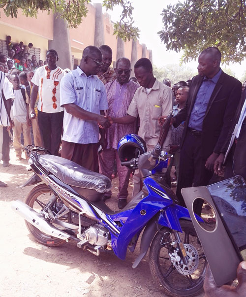 Don de moto à l'élève DERA Sayouba de Koubri